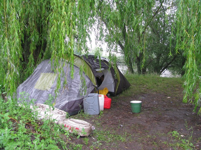 У цій палатці живуть хлопці, які відкачують дощову воду на вулиці Конєва