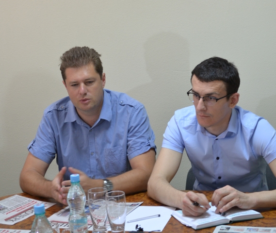 Олександр Власенко (ліворуч) закликає газетярів не нехтувати інтернет-платформами