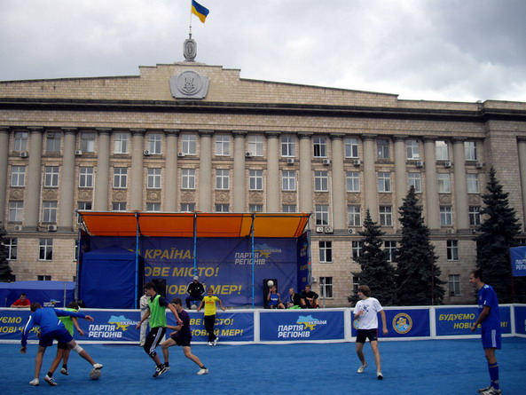 Колись влада встановлювала на площі спортивний майданчик...