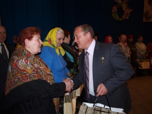 Геннадій Бобов вітає жінок із 8 Березня (фото з сайту Черкаської облдержадміністрації)