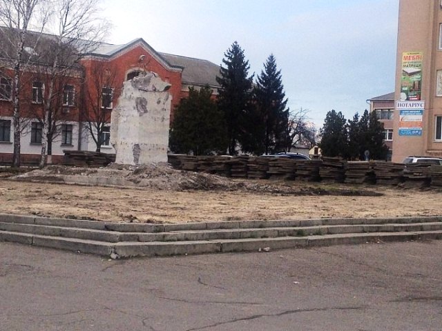 На фото – площа до реконструкції На фото – площа до реконструкції