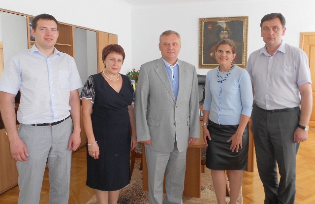 Учасники зустрічі: директор Центру зовнішніх і міжнародних зв'язків Черкаського національного університету імені Богдана Хмельницького Віктор Велівченко, директор ННІ іноземних мов ЧНУ ім.Б.Хмельницького Людмила Швидка, ректор ЧНУ ім.Б.Хмельницького Олександр Черевко, Аташе з питань культури Посольства США в Україні Шері Бістранскі, перший проректор ЧНУ ім.Б.Хмельницького Василь Мойсієнко