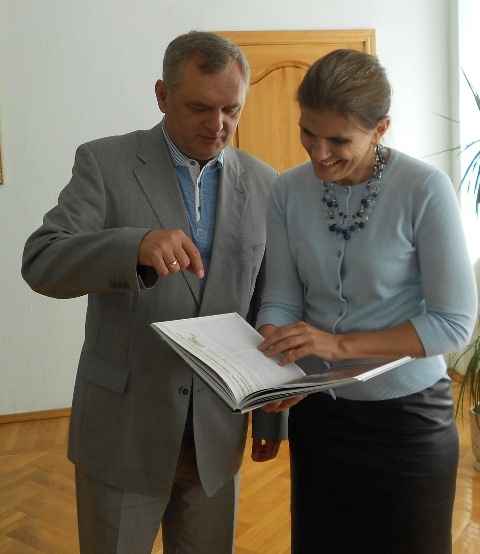 Шері Бістранскі отримала презентаційне видання про Черкащину