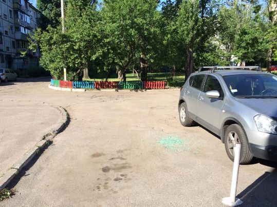 Уранці 6 червня Андрій Більда на місці припаркованого авто виявив лише купку битого скла
