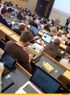 олдфаг-аудитория-студенты-печатная-машинка-4729378