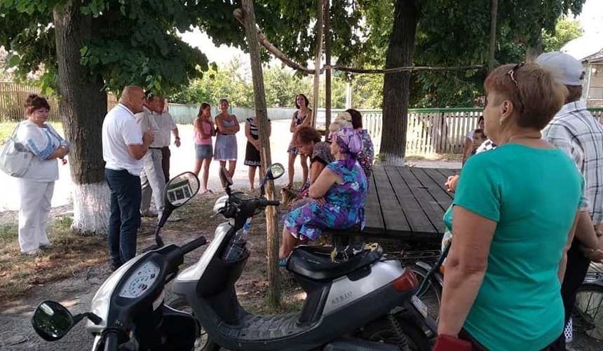 Всі зустрічі з виборцями щоразу завершуються теплими словами