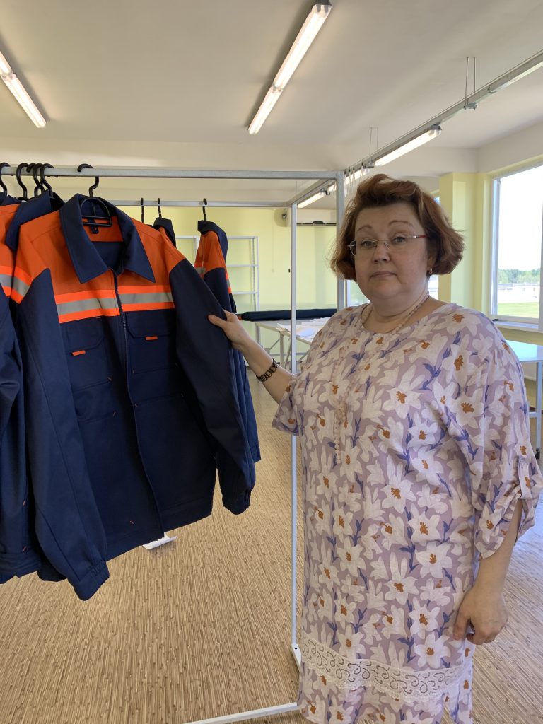 Начальник швейного виробництва КП «Черкаситеплокомуненерго» Анжела Орел переконана: працівник у спецодязі — це візитівка підприємства, тож за будь-яких обставин він має почуватися комфортно та мати охайний вигляд.
