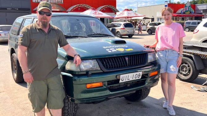 Фінський волонтер Петрі приїхав передати авто для черкаської військової Ольги Косенко. Фото Ігоря Репʼяшенка