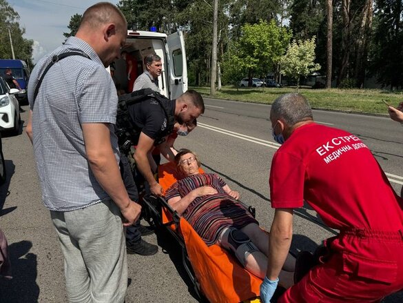 Медики швидкої забирають Лідію Бережну. Суспільне Черкаси