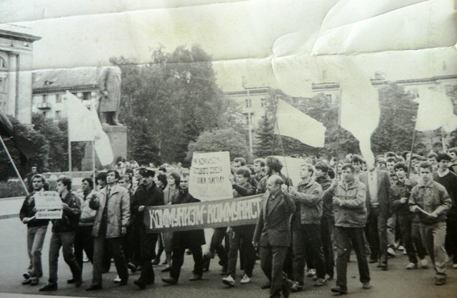 Альтернативна багатотисячна демонстрація у Черкасах 1 травня 1990 року. Я несу транспорант в голові колони