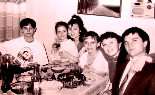 Сімейне фото, 1990 рік. Тоня Матвієнко – друга ліворуч