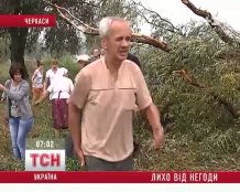 Люди самі розчищали дорогу від повалених дерев