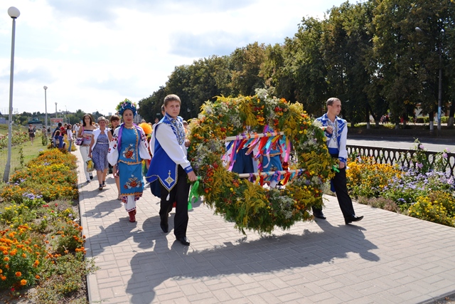 Золотоніський вінок з живих квітів – найбільший в Україні