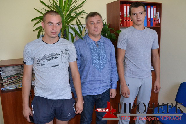 На фото – Олександр Осейко, Станіслав Лукирич (черкащанин, який сприяв звільненню хлопців) та Дмитро Половинка