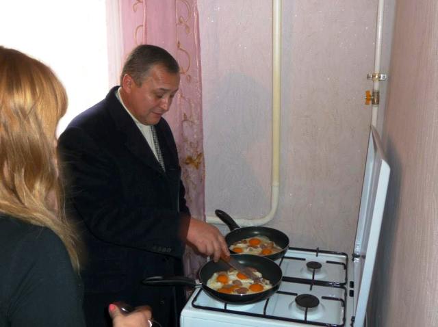 В своєму окрузі Бобов запам’ятався тим, що любив смажити яєчню на плитках у підключених до газу селах. Коментарі журналістам він дає неохоче…