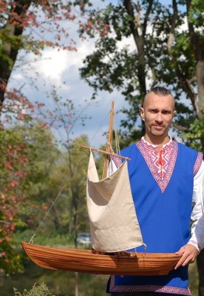 Вже як місяць разом із чудовою людиною, інженером конструктором, винахідником - Юрієм Михайловичем Фоміним, займаємось проектуванням, а в подальшому і будівництвом Козацької Чайки. - Наразі зараз ведеться вивчення історичної літератури та проводиться аналіз знайденого матеріалу. - А також вже розпочато проектування, пошук форми та підготовка креслень човна