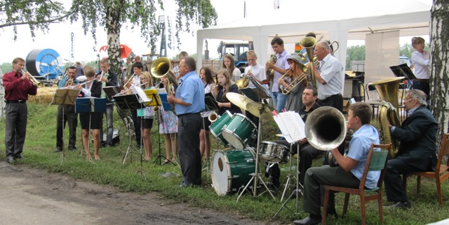 Урочистості заходу додавав віртуозний виступ Староковрайського народного аматорського духового оркестру Урочистості заходу додавав віртуозний виступ Староковрайського народного аматорського духового оркестру