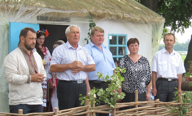 Під час урочистого відкриття Дня поля (зліва на право) науковий консультант з агровиробництва корпорації «Дніпро», кандидат сільськогосподарських наук А.П.Душейко, Почесний голова асоціації «Незалежне об’єднання сільськогосподарських підприємств Чорнобаївського району» П.Г.Душейко, директор департаменту агропромислового розвитку ОДА І.Л.Колодка, начальник управління агропромислового розвитку Чорнобаївської РДА А.В.Бука, заступник директора департаменту агропромислового розвитку ОДА І.Г.Точений Під час урочистого відкриття Дня поля (зліва на право) науковий консультант з агровиробництва корпорації «Дніпро», кандидат сільськогосподарських наук А.П.Душейко, Почесний голова асоціації «Незалежне об’єднання сільськогосподарських підприємств Чорнобаївського району» П.Г.Душейко, директор департаменту агропромислового розвитку ОДА І.Л.Колодка, начальник управління агропромислового розвитку Чорнобаївської РДА А.В.Бука, заступник директора департаменту агропромислового розвитку ОДА І.Г.Точений