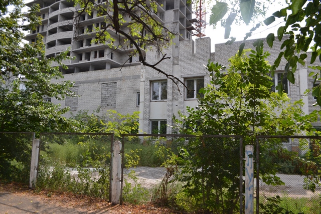 На фото – недобудоване приміщення суду ззовні та всередині. На фото – недобудоване приміщення суду ззовні та всередині.