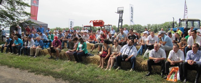 Кожна деталь в організації заходу ретельно продумувалася, щоб створити відповідний дух поля. От і імпровізований зал засідань зробили з солом’яних брикетів: і зручно, і оригінально Кожна деталь в організації заходу ретельно продумувалася, щоб створити відповідний дух поля. От і імпровізований зал засідань зробили з солом’яних брикетів: і зручно, і оригінально