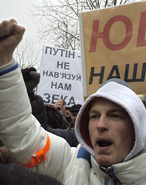 Сторонники Виктора Ющенко пикетируют генконсульство России во Львове. 25 ноября 2004-го Фото: Виталий Грабар / UPG / PhotoXPress