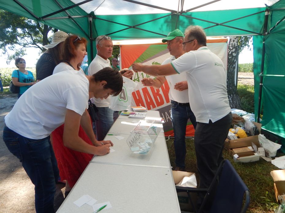 Представниками фірми ADAMA –  світового лідера з виробництва та постачання засобів захисту рослин та інших продуктів хімічної промисловості – учасникам  семінару була запропонована безкоштовна лотерея. Кожен з охочих, хто взяв  участь, не залишився без подарунка.