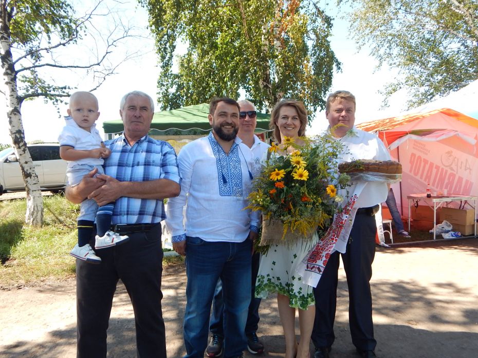 Дорогу гостю Владиславу Рутицьку, як і годиться за українським звичаєм, зустрічають хлібом-сіллю. Поряд з нею Петро Душейко з онуком Петром, Андрій Душейко і Ігор Колодка.