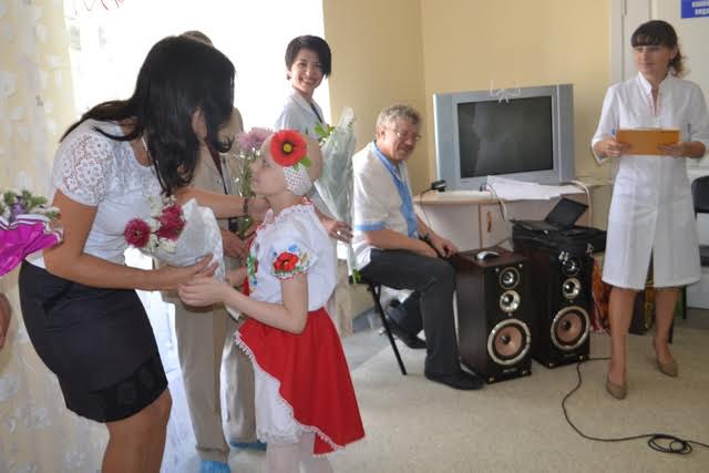 Як завжди, під час лінійки діти дарують викладачам квіти