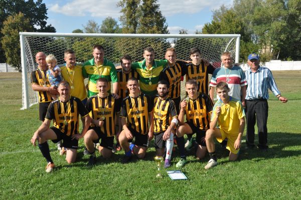 На фото: Команда переможців – футболісти із с. Кропивна
