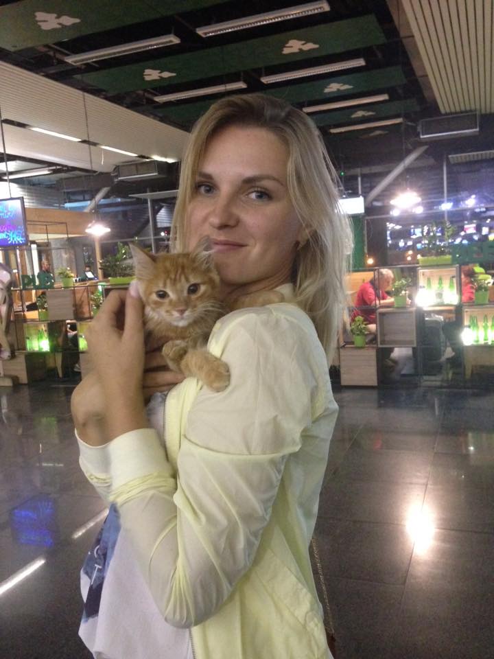 Яна Тябут проводжає Карамеля на літак