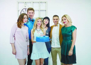 Журналіст Ірина Малюкова, ведучий Юрій Олійник, головний редактор Юлія Кропива, шеф-редактор Олена Берестенко, ведучий Дмитро Подорожко фотографуються зі святковим тортом, який тримає ведуча погоди Ольга Сагун 