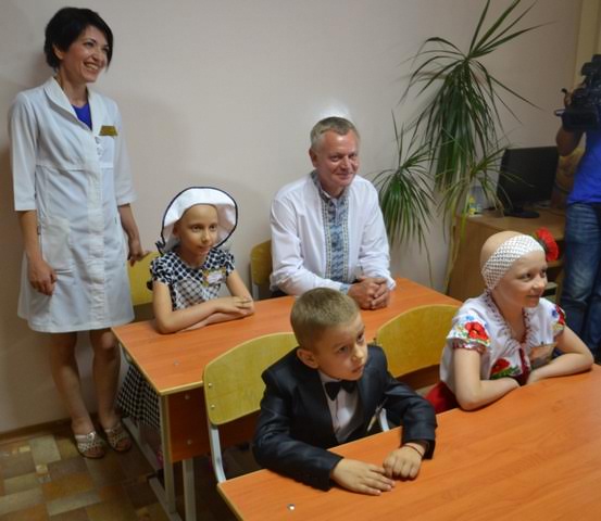 Перші учні в навчальному класі – разом з завідувачкою відділення і директором школи