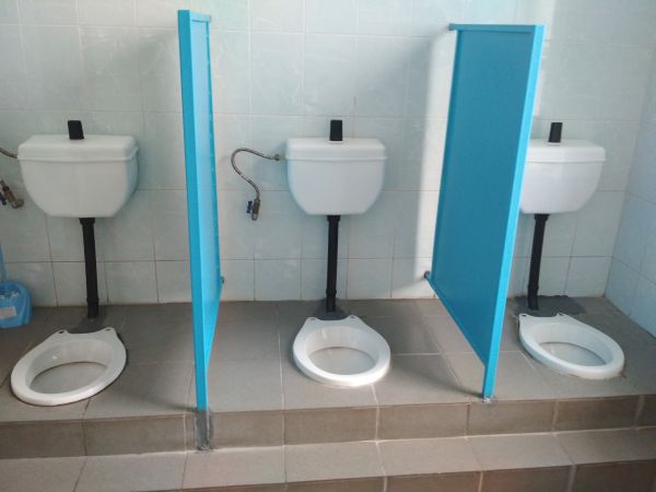 Але туалети тут ще старого зразка....