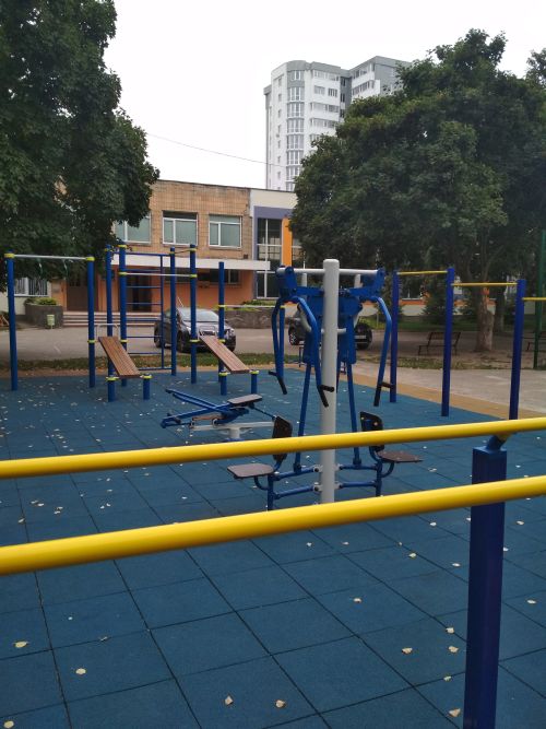 Спортмайданчик перед Першою міською гімназією