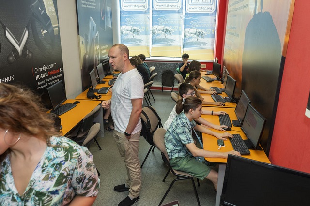 01004r0w-e7e3-940x626