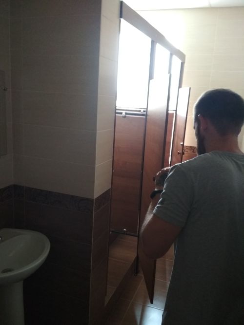 Хоч у 6-й школі є і старі туалети, але є вже і відремонтовані, цілком сучасні, з кабінками