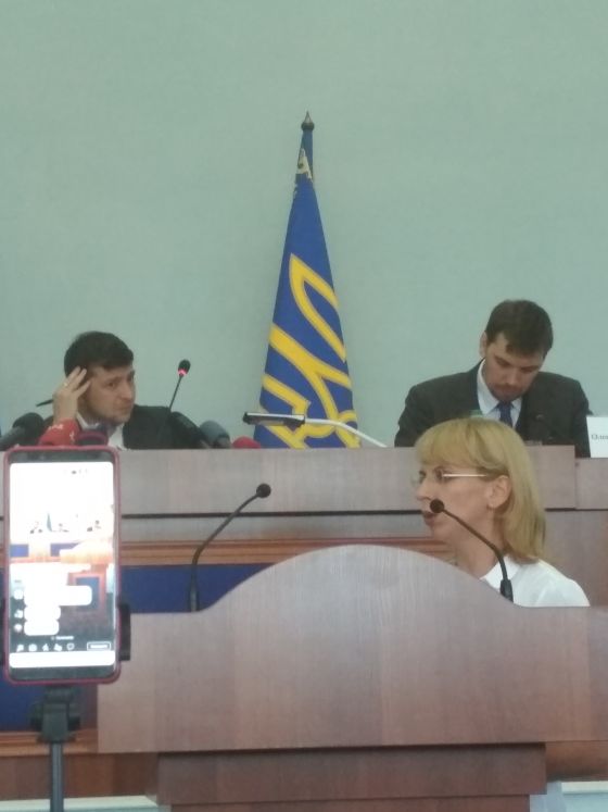 Інколи стояв такий гул, що Володимир Зеленський чув не всіх.