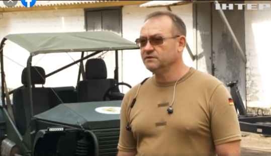 В'ячеслав Скічко біля фронтового баггі. Скріншто з відео телеканалу "Інтер"