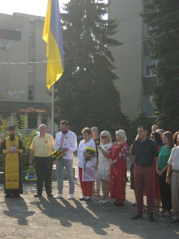 Біля приспущеного прапора керівники міста