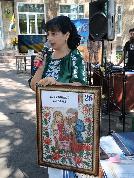 Картину вишивальниці Наталії Перебийніс, яка завоювала Гран-прі конкурсу „Нитки пам’яті, демонструє директорка ЦНСП Любов Тереховська Картину вишивальниці Наталії Перебийніс, яка завоювала Гран-прі конкурсу „Нитки пам’яті, демонструє директорка ЦНСП Любов Тереховська