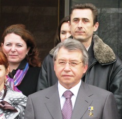 На фоні губернатора - Калиновська і її попередник на посаді редактора Халупінський (зліва направо)