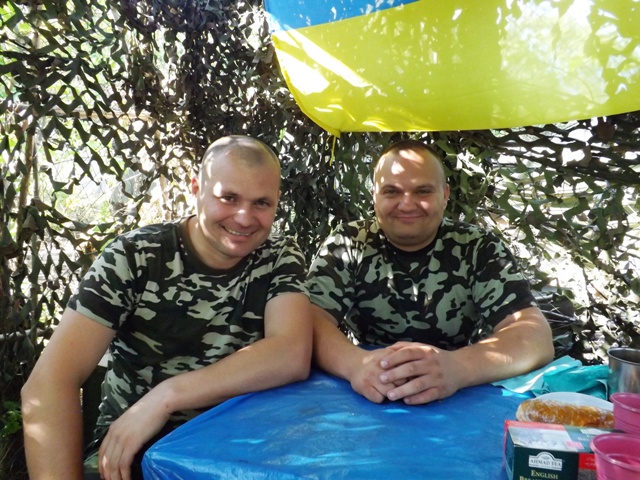 Перша зустріч рідних братів Яненків в штабі АТО.Хлопці не бачилися кілька місяців. Обидвоє займаються спільною справою - один (старший В’ячеслав - ліворуч) бере участь в АТО. Другий (молодший Іван - ліворуч) доправляє гуманітарний вантаж на передову