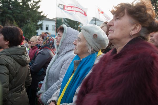 Корсунчани уважно слухали лідера «Батьківщини», адже багато хто з них покладає великі сподівання на встановлення миру в Україні саме на цю політичну силу