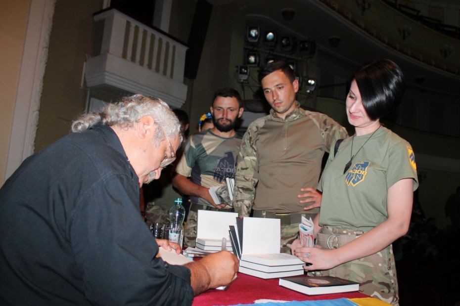 Під час автограф-сесії