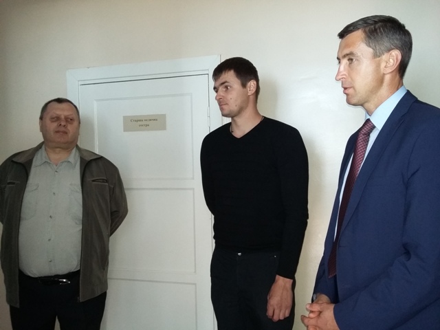 На фото – директор підприємства, що виготовляло меблі, боєць-волонтер Дарій та голова Черкаської ОДА Юрій Ткаченко