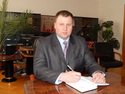 У скарзі черкащан, надісланих у всі можливі інстанції йдеться, що пан Мартинюк нібито не боїться бунту підлеглих, бо має впливових покровителів у столиці, про що казав дорожникам. Чи може означати мовчання Києва, що ці слова правдиві? У скарзі черкащан, надісланих у всі можливі інстанції йдеться, що пан Мартинюк нібито не боїться бунту підлеглих, бо має впливових покровителів у столиці, про що казав дорожникам. Чи може означати мовчання Києва, що ці слова правдиві?