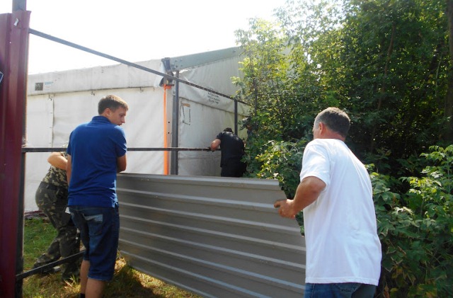 Свободівці Умані долучились до демонтажу незаконно встановленого паркану