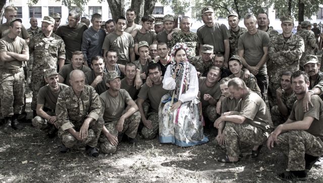 “комбат Маруся” - Руслана Лоцман з бійцями Збройних Сил України.