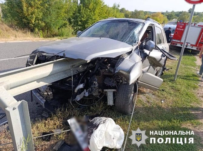 Авто вʼїхало у відбійник, водій загинув, слідчі відкрили кримінальне провадження