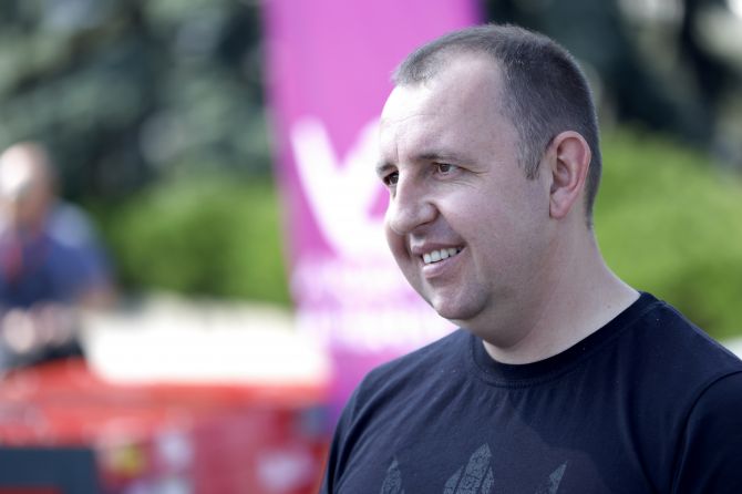 Володимир Гавриш під час передечі генераторів підрозділу 